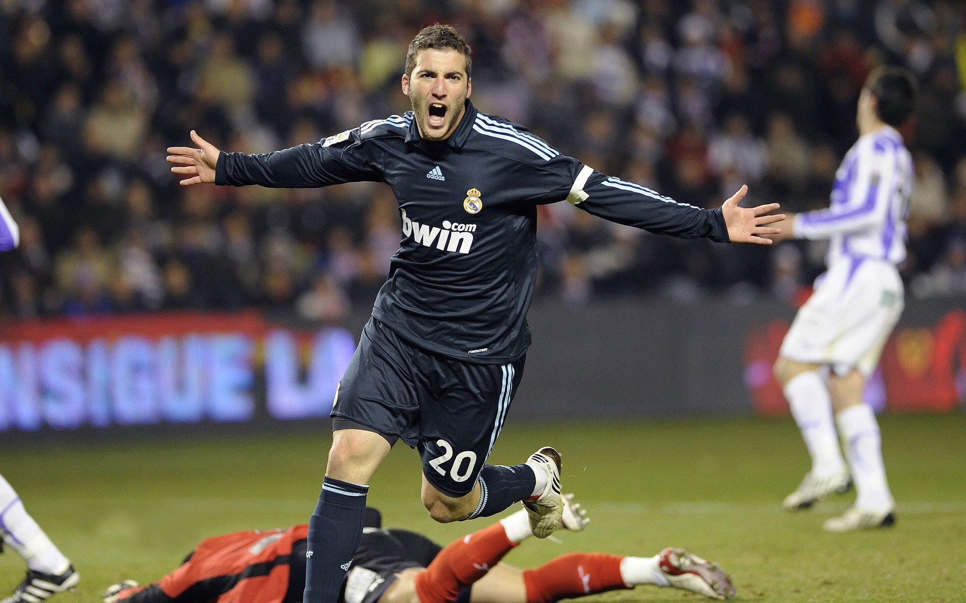 瑞士马术协会授予皮乌斯·施维泽“年度最佳障碍赛骑手”称号。